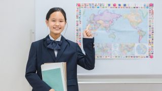 世界地図を見る中学生