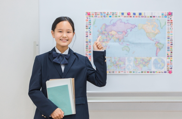 世界地図を見る中学生