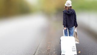 海外に渡航する女性